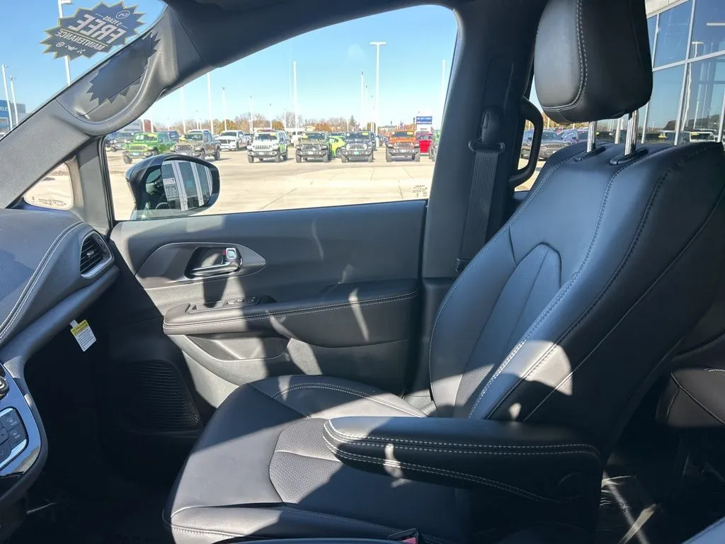 2026 Chrysler Pacifica photo 2