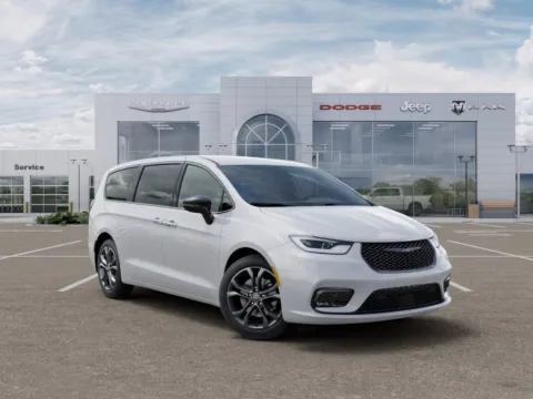 More photos of 2026 Chrysler Pacifica Select at Gregg Young of Newton, IA