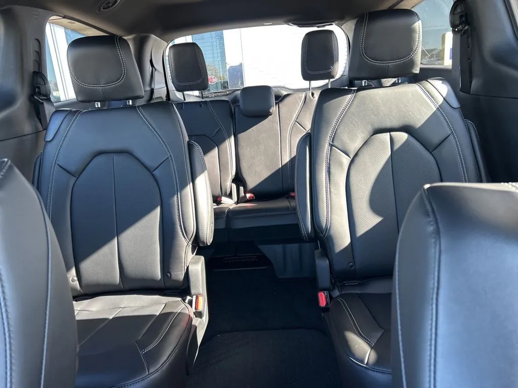 2026 Chrysler Pacifica photo 4