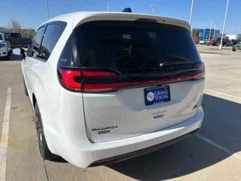 More photos of 2026 Chrysler Pacifica Select at Gregg Young of Newton, IA