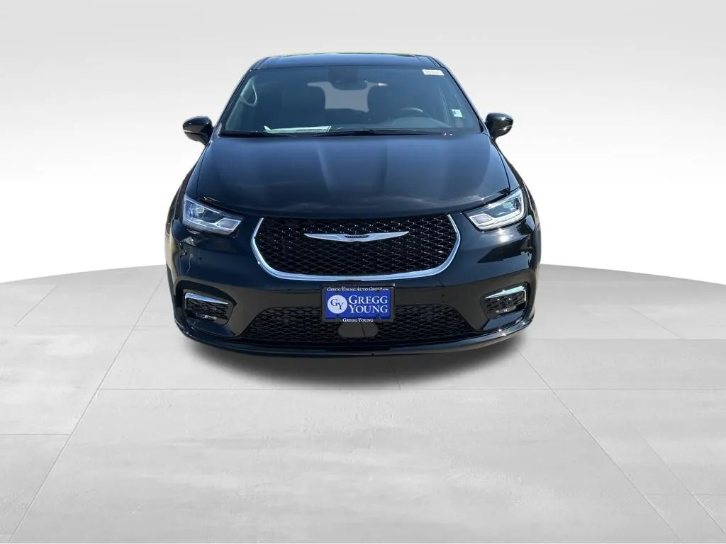 2026 Chrysler Pacifica photo 2