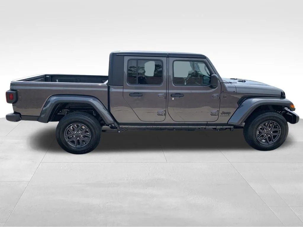 2025 Jeep Gladiator Sport S photo 2