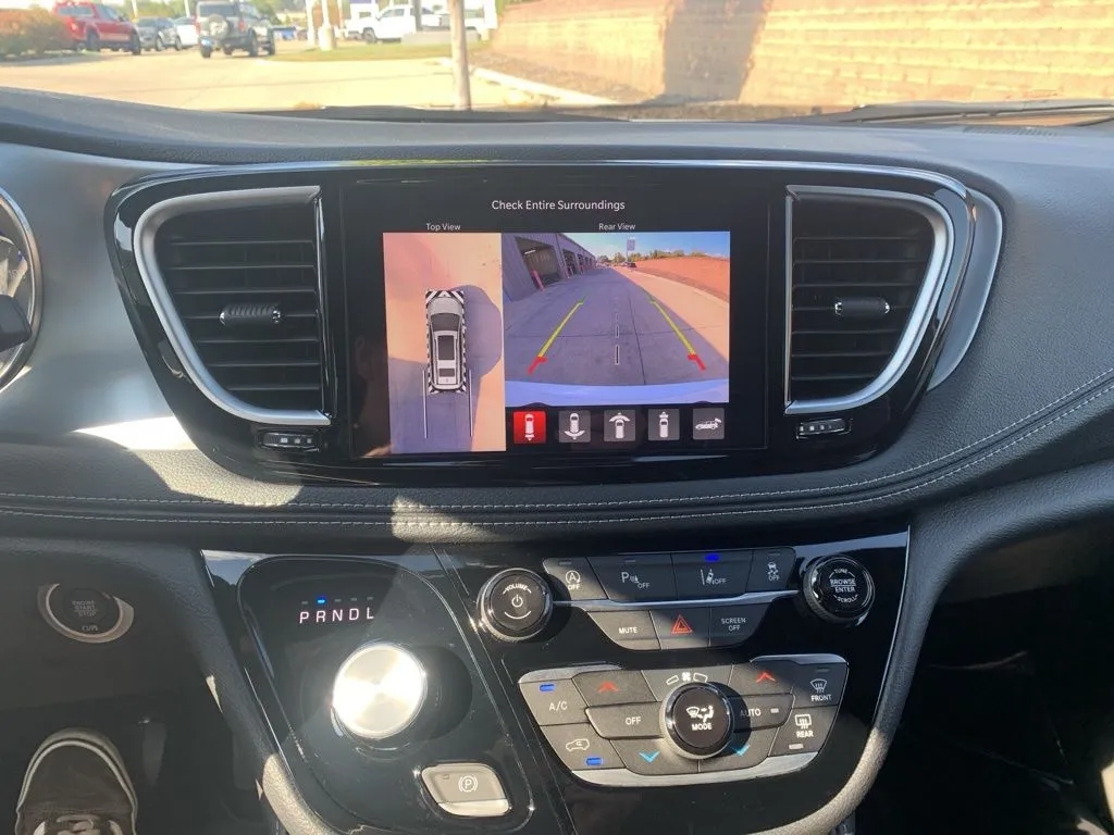 2026 Chrysler Pacifica Limited photo 4