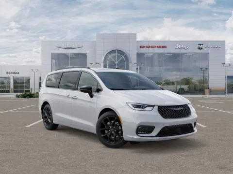 More photos of 2026 Chrysler Pacifica Limited at Gregg Young of Newton, IA