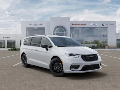 More photos of 2026 Chrysler Pacifica Limited at Gregg Young of Newton, IA