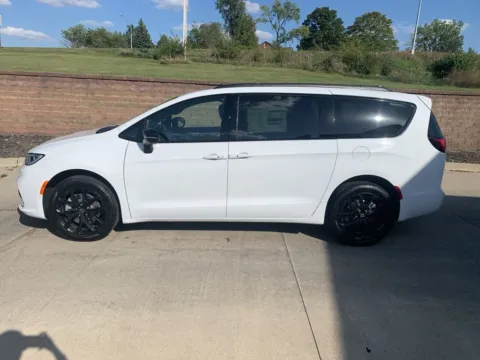 Photos of 2026 Chrysler Pacifica Limited for sale in Newton, IA at Gregg Young of Newton