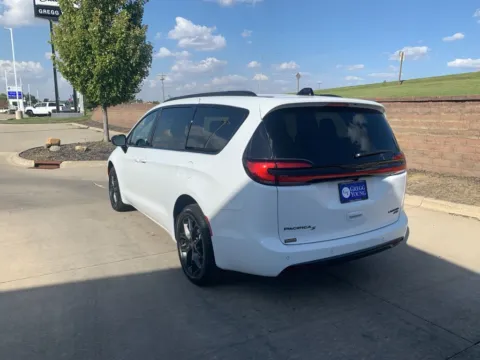 Another view of 2026 Chrysler Pacifica Limited for sale in Newton, IA at Gregg Young of Newton
