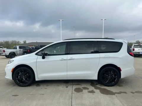 Photos of 2026 Chrysler Pacifica Limited for sale in Newton, IA at Gregg Young of Newton