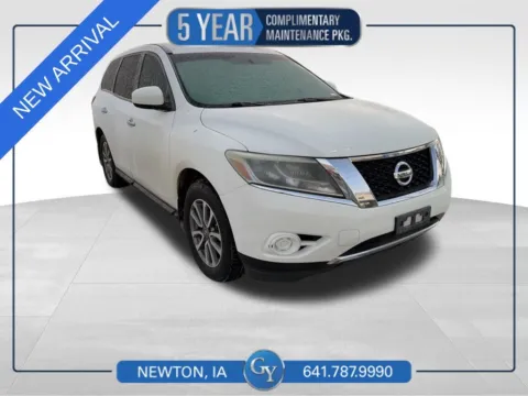 White 2013 Nissan Pathfinder S for sale in Newton, IA