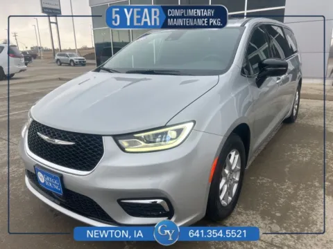 Silver 2026 Chrysler Pacifica Select for sale in Newton, IA