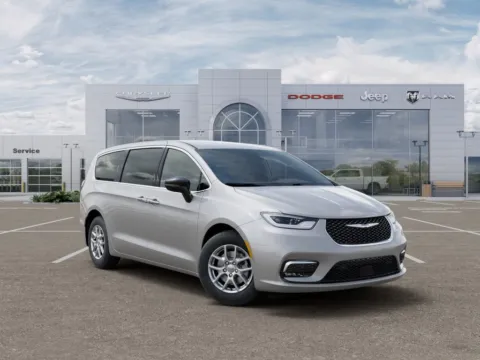 More photos of 2026 Chrysler Pacifica Select at Gregg Young of Newton, IA