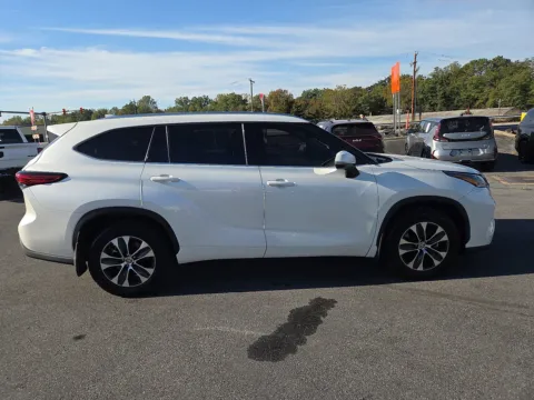 Photos of 2021 Toyota Highlander XLE for sale in Hamburg, PA at Outten Chevrolet of Hamburg