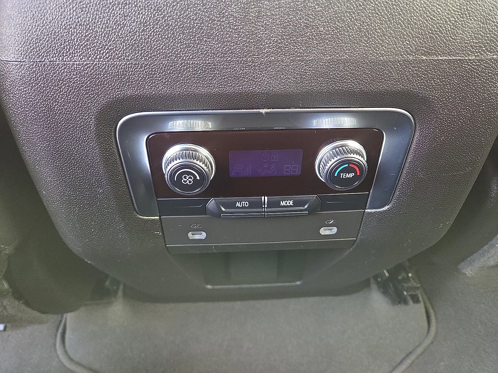 2024 GMC Yukon SLT - Photo 25