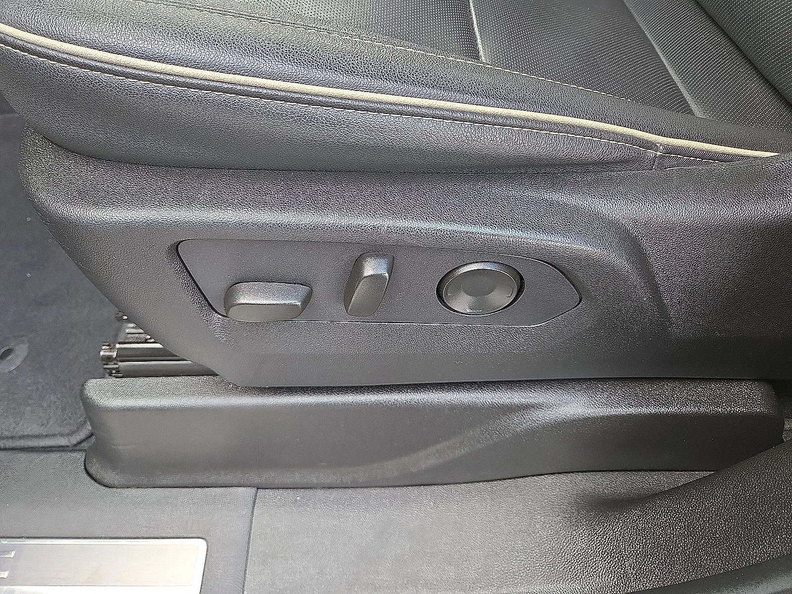 2024 GMC Yukon SLT - Photo 36