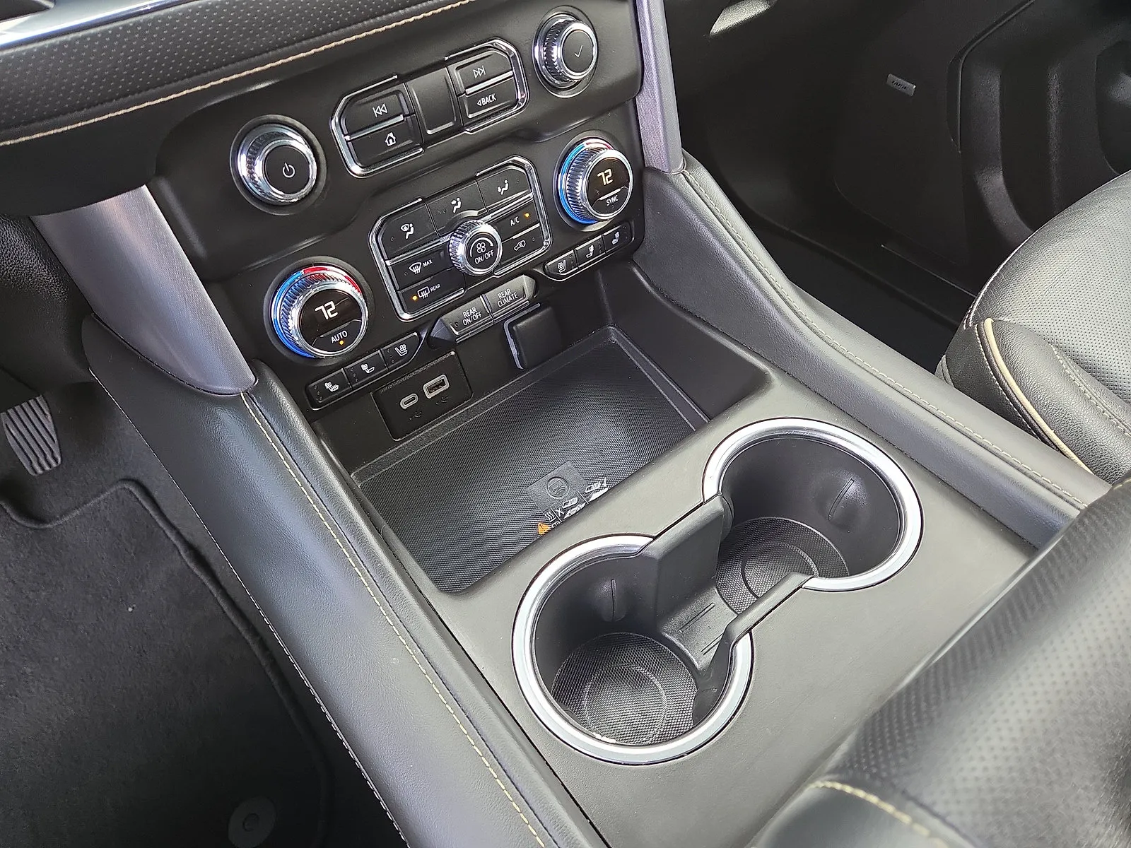 2024 GMC Yukon SLT - Photo 31