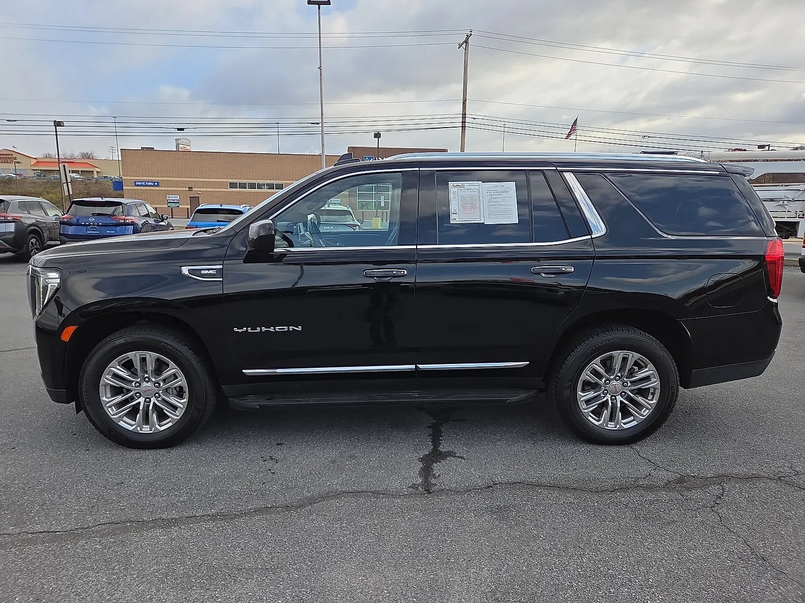 2024 GMC Yukon SLT - Photo 6