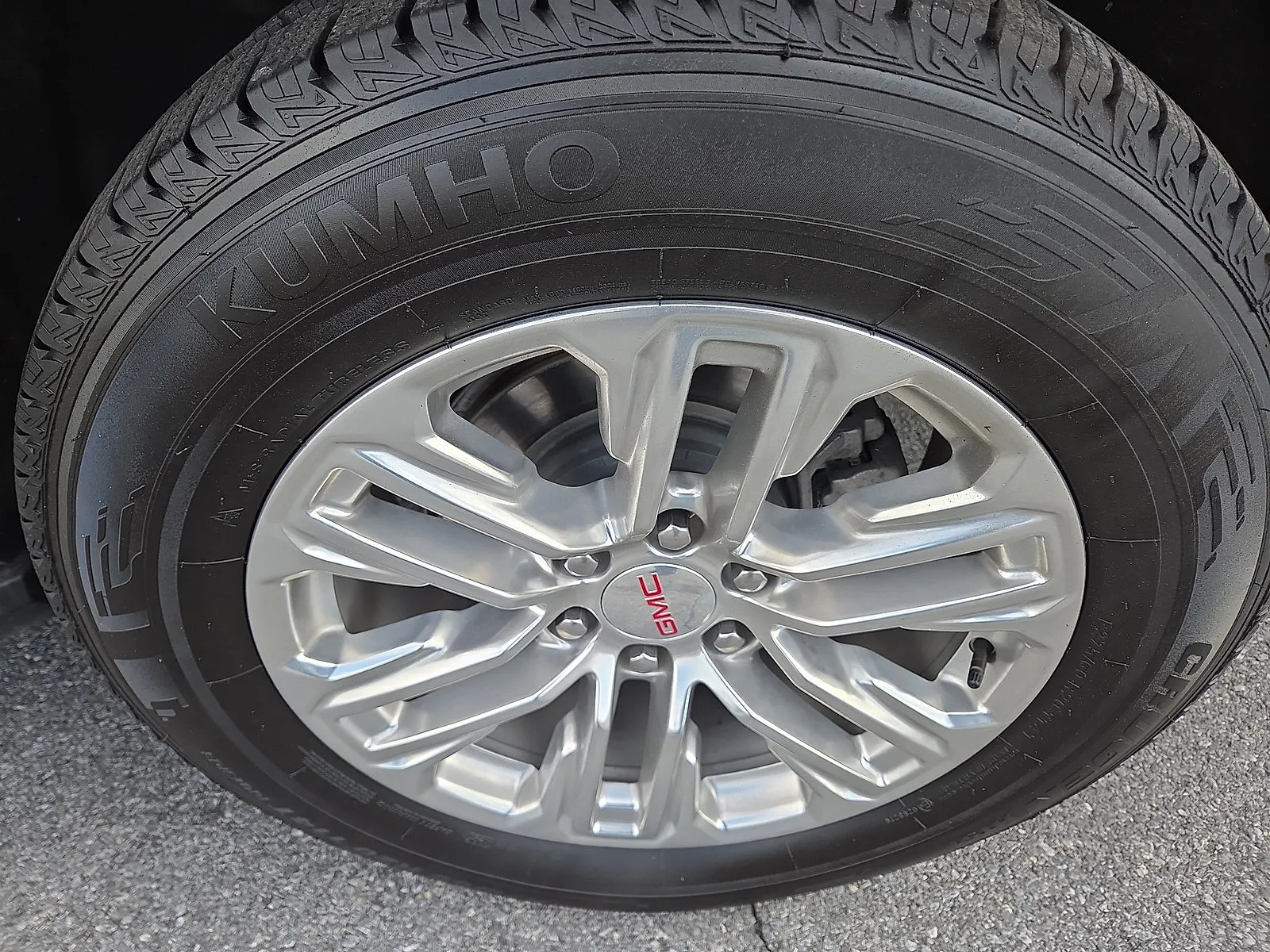2024 GMC Yukon SLT - Photo 11