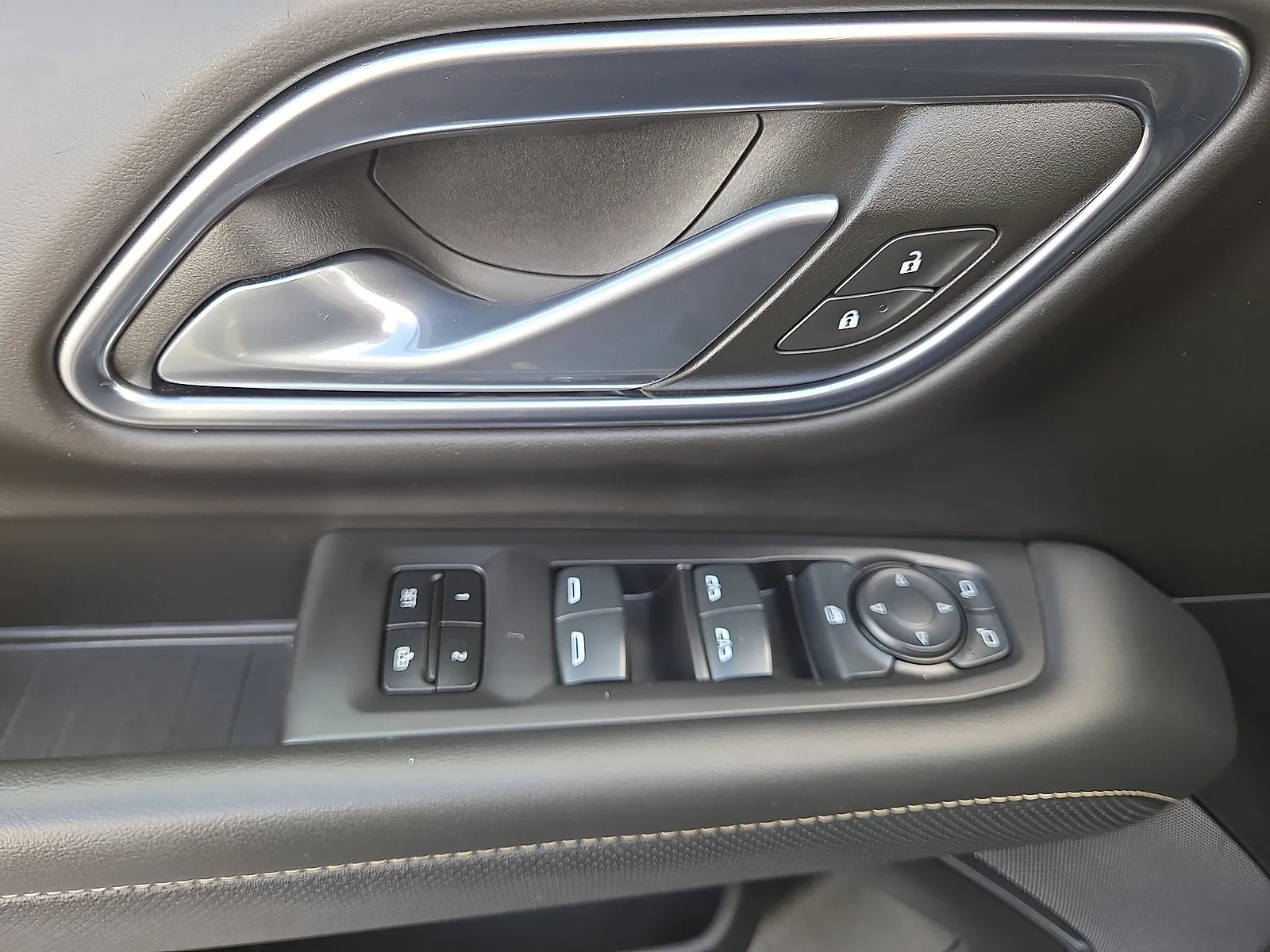2024 GMC Yukon SLT - Photo 35