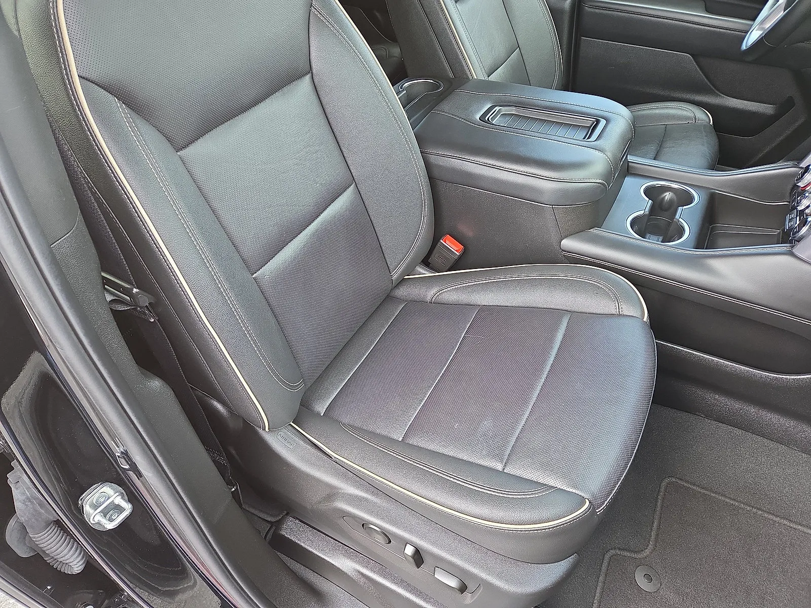 2024 GMC Yukon SLT - Photo 16