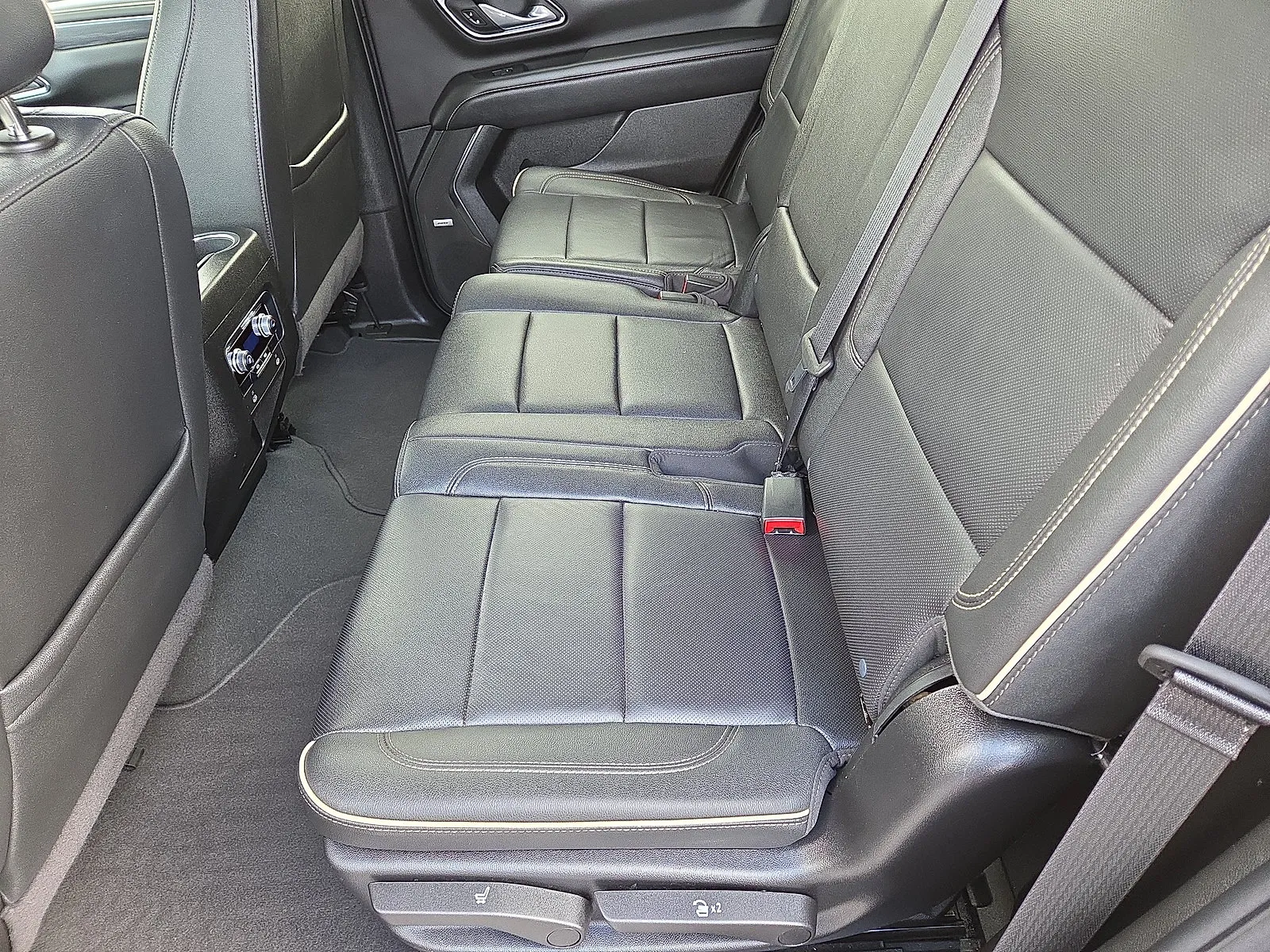 2024 GMC Yukon SLT - Photo 24