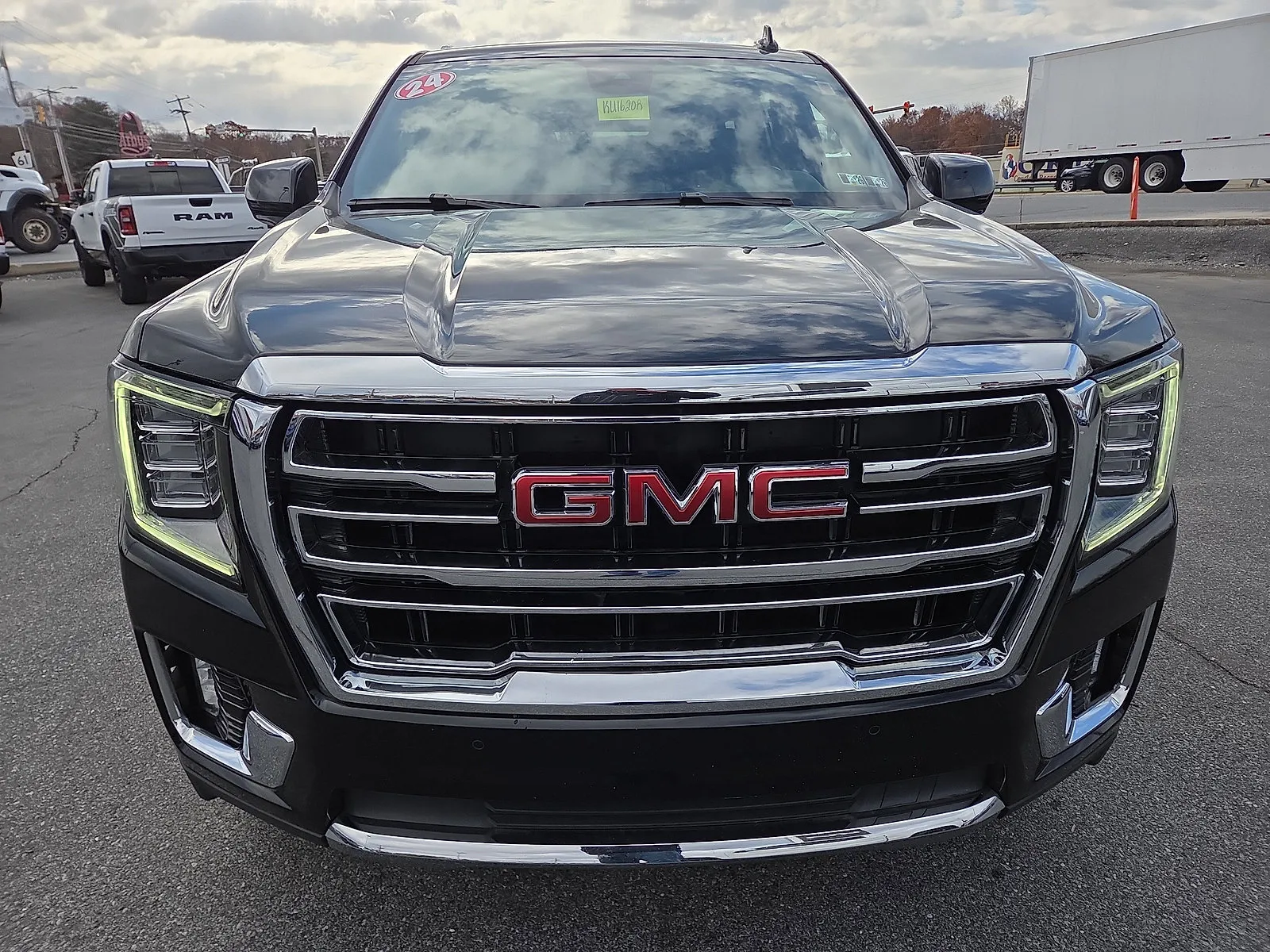2024 GMC Yukon SLT - Photo 8