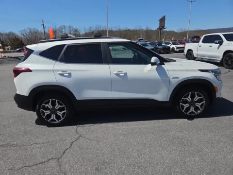 Photos of 2022 Kia Seltos EX AWD for sale in Hamburg, PA at Outten Kia