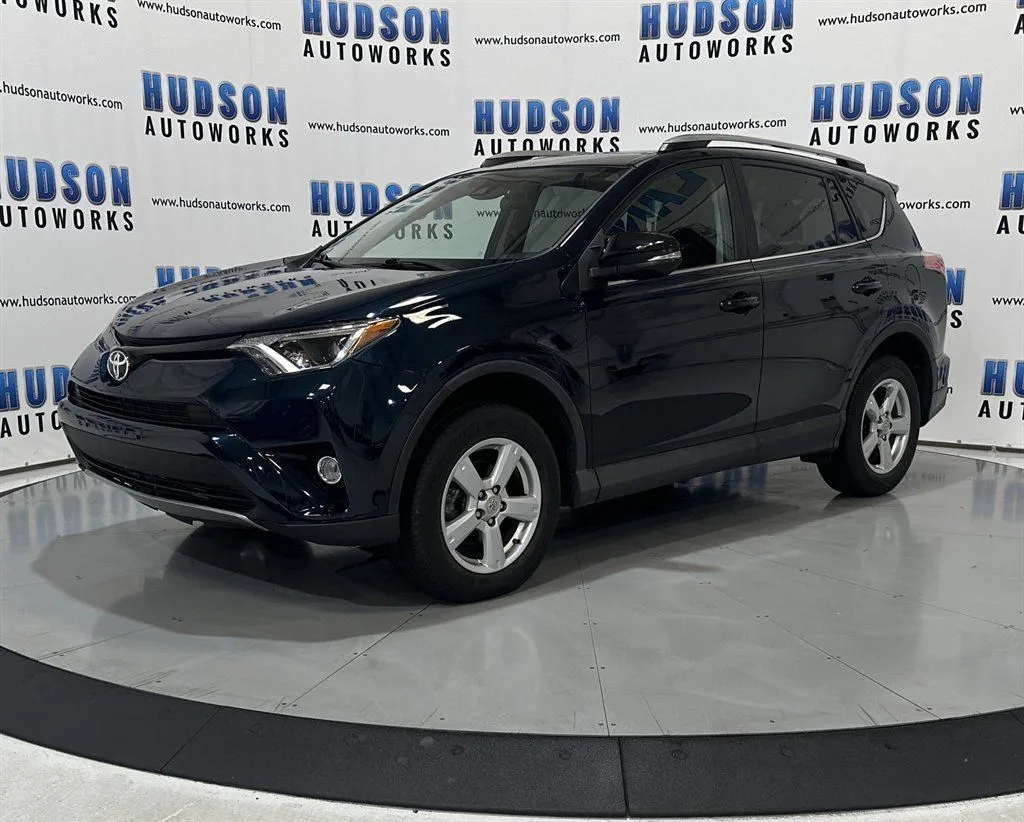 2017 Toyota RAV4 XLE - Photo 2