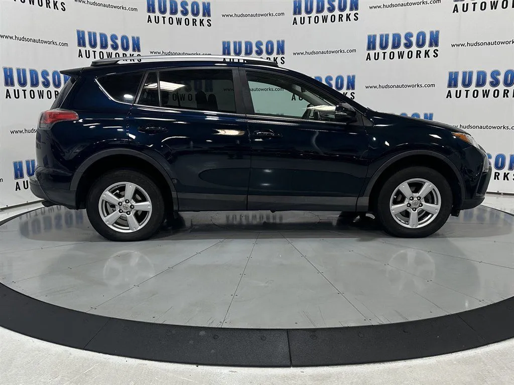 2017 Toyota RAV4 XLE - Photo 8