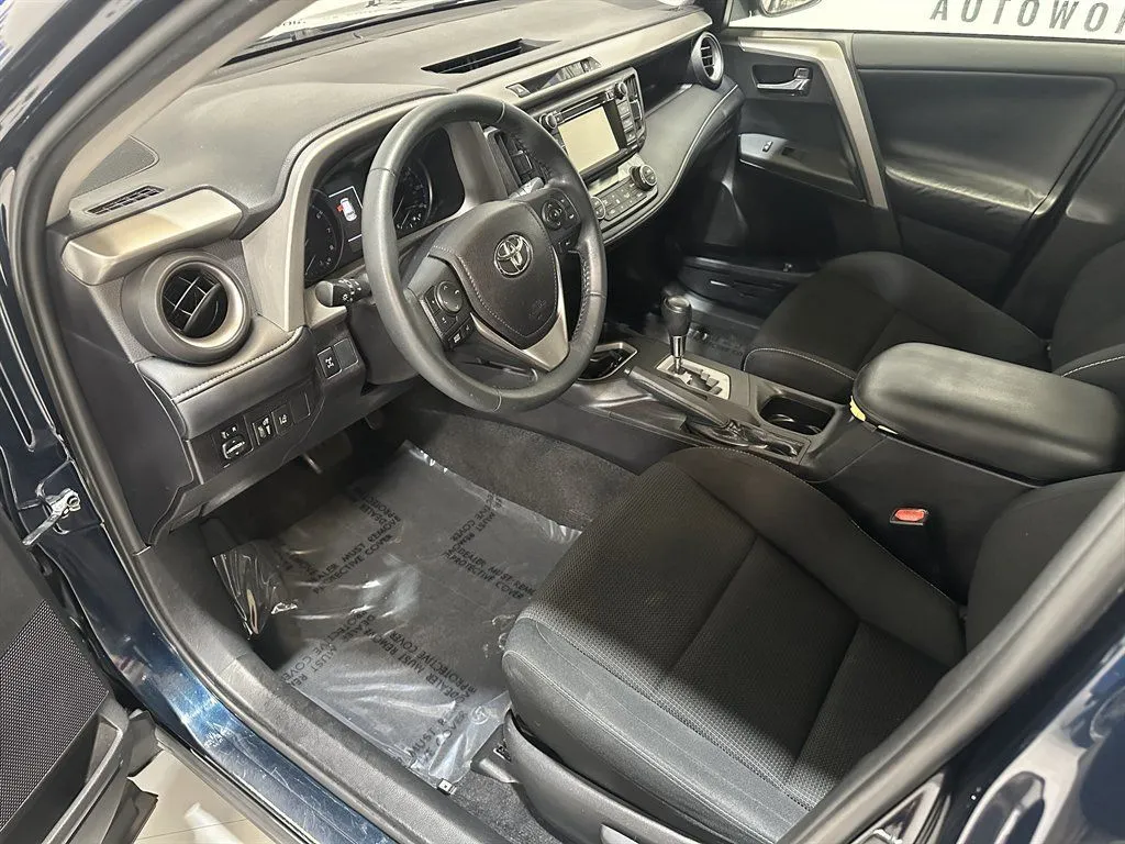 2017 Toyota RAV4 XLE - Photo 16