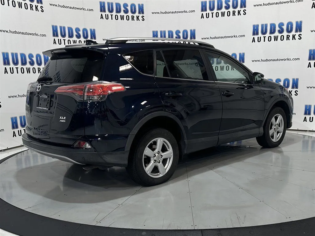 2017 Toyota RAV4 XLE - Photo 7