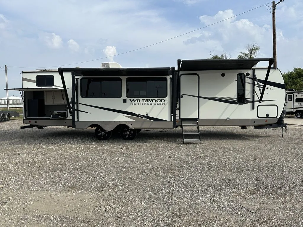 Unknown 2023 Forest River Wildwood HERITAGE GLEN 310BHI for sale in Valley View, TX