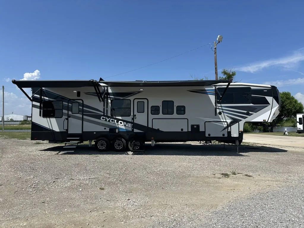 Unknown 2022 Heartland Rv Cyclone 4007 for sale in Valley View, TX