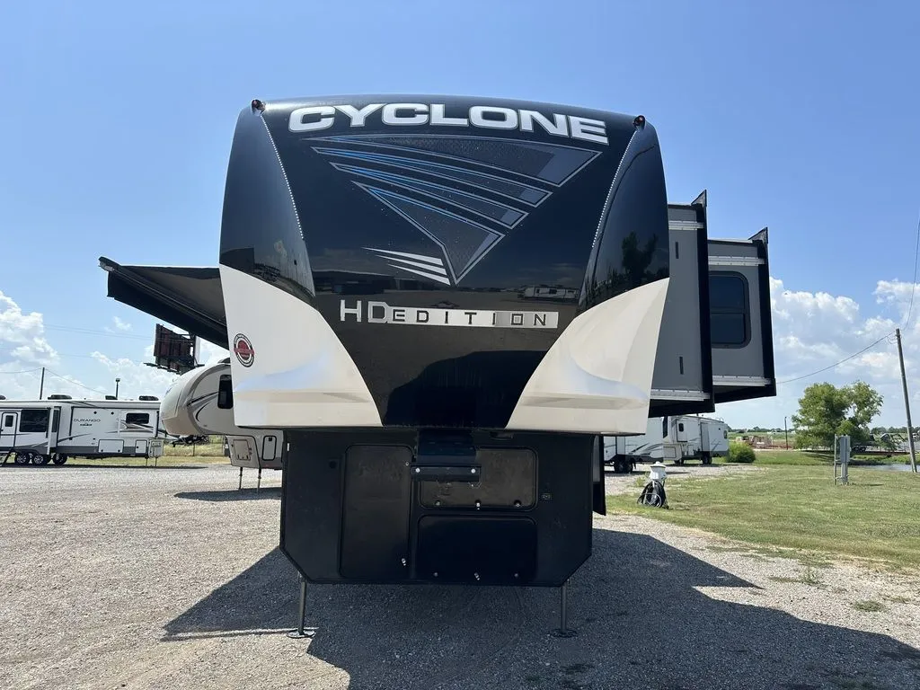 Unknown 2022 Heartland Rv Cyclone 4007 for sale in Valley View, TX