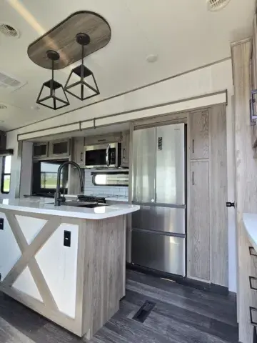 More photos of 2022 Heartland Elkridge 32RLS at Liberty Trail RV - Denton, TX