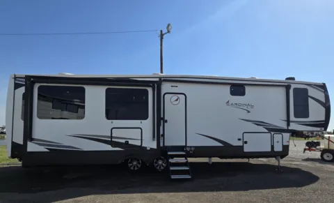 Unknown 2022 Forest River Cardinal 380RLX for sale in Valley View, TX