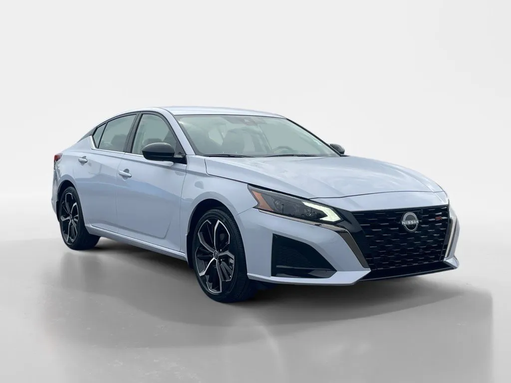 2025 Nissan Altima SR's photo