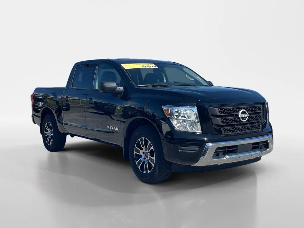 2024 Nissan Titan SV's photo