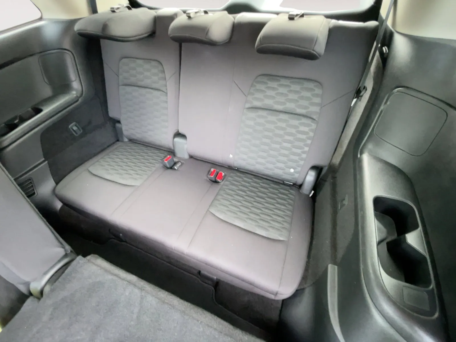 2025 Nissan Pathfinder SV - Photo 27