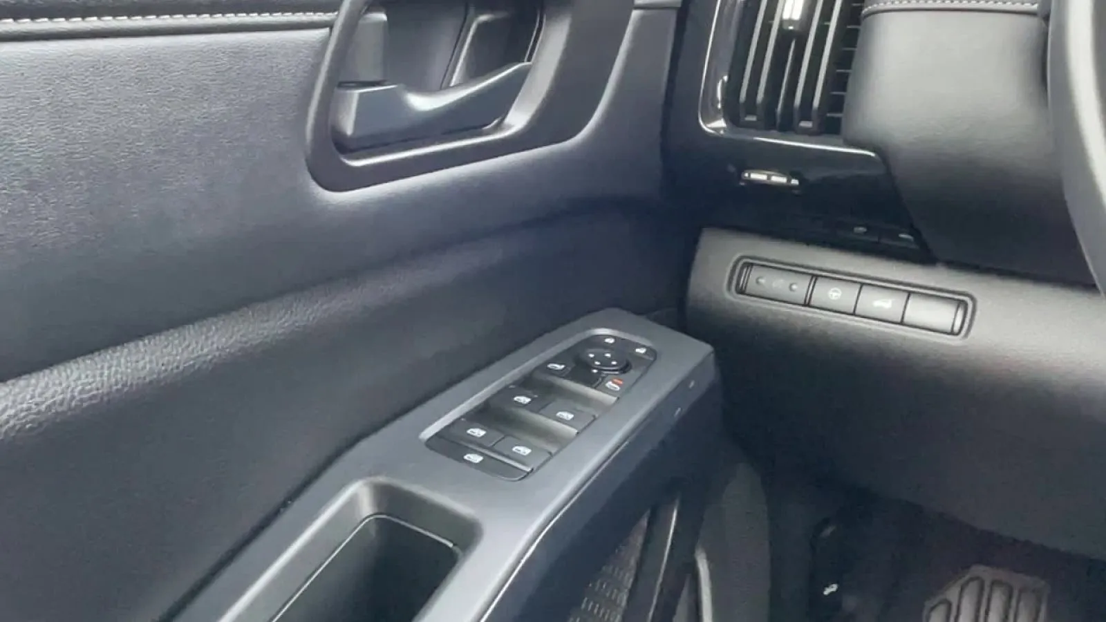 2025 Nissan Pathfinder SV - Photo 15