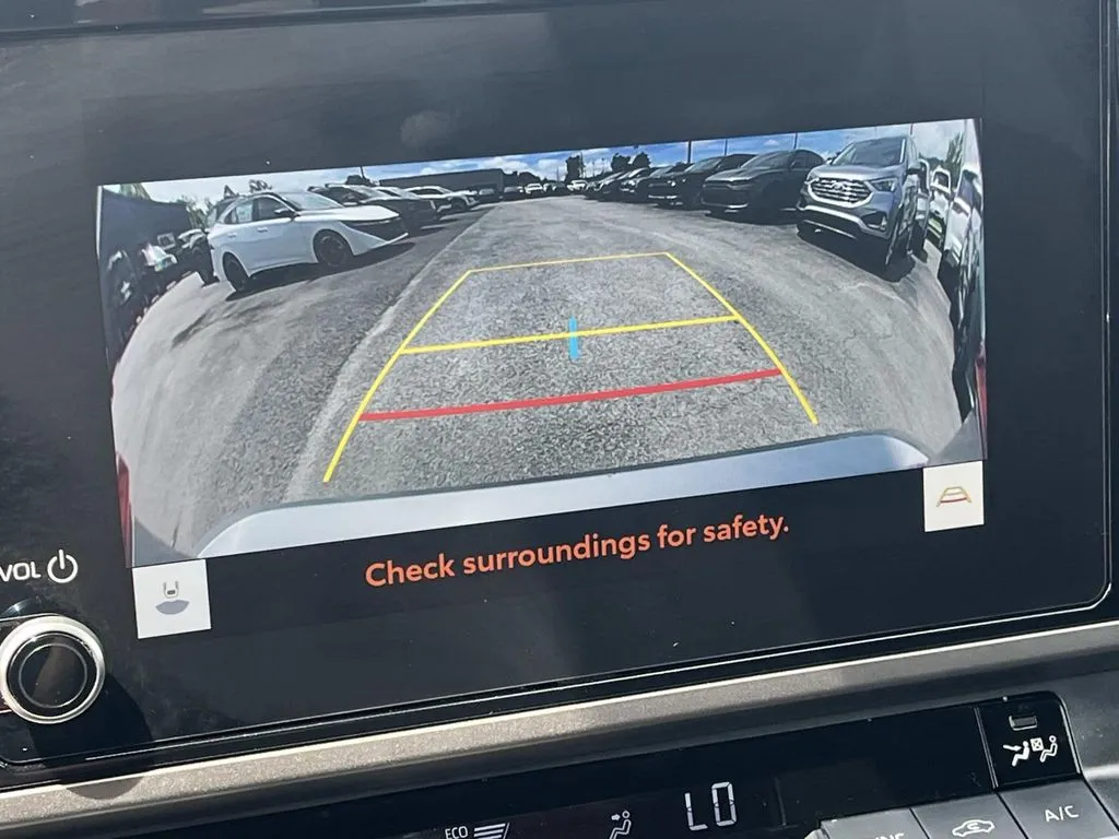 2025 Toyota Camry LE - Photo 32