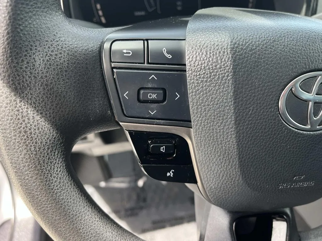 2025 Toyota Camry LE - Photo 29