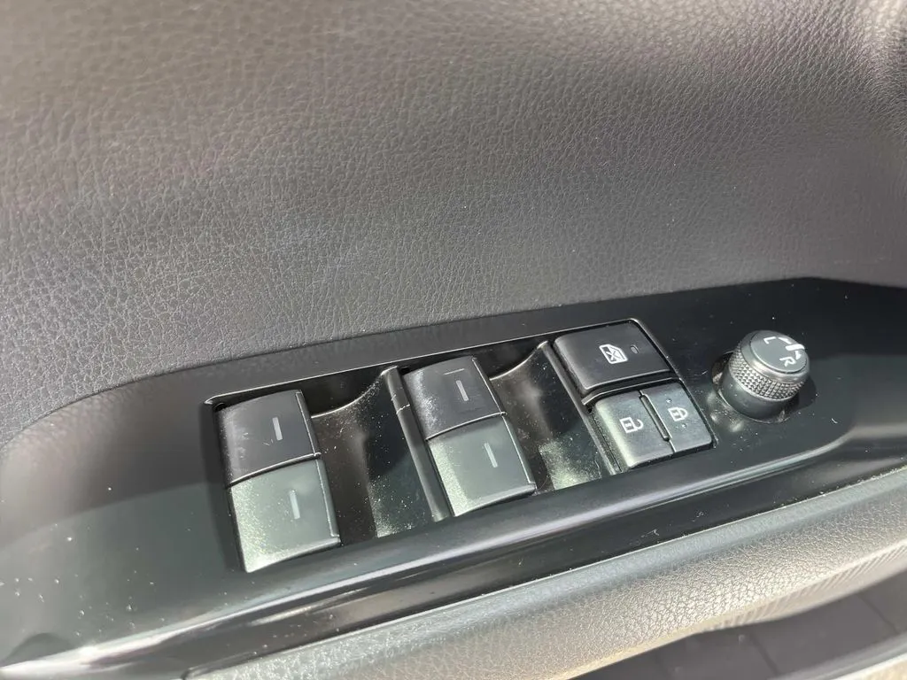 2025 Toyota Camry LE - Photo 26