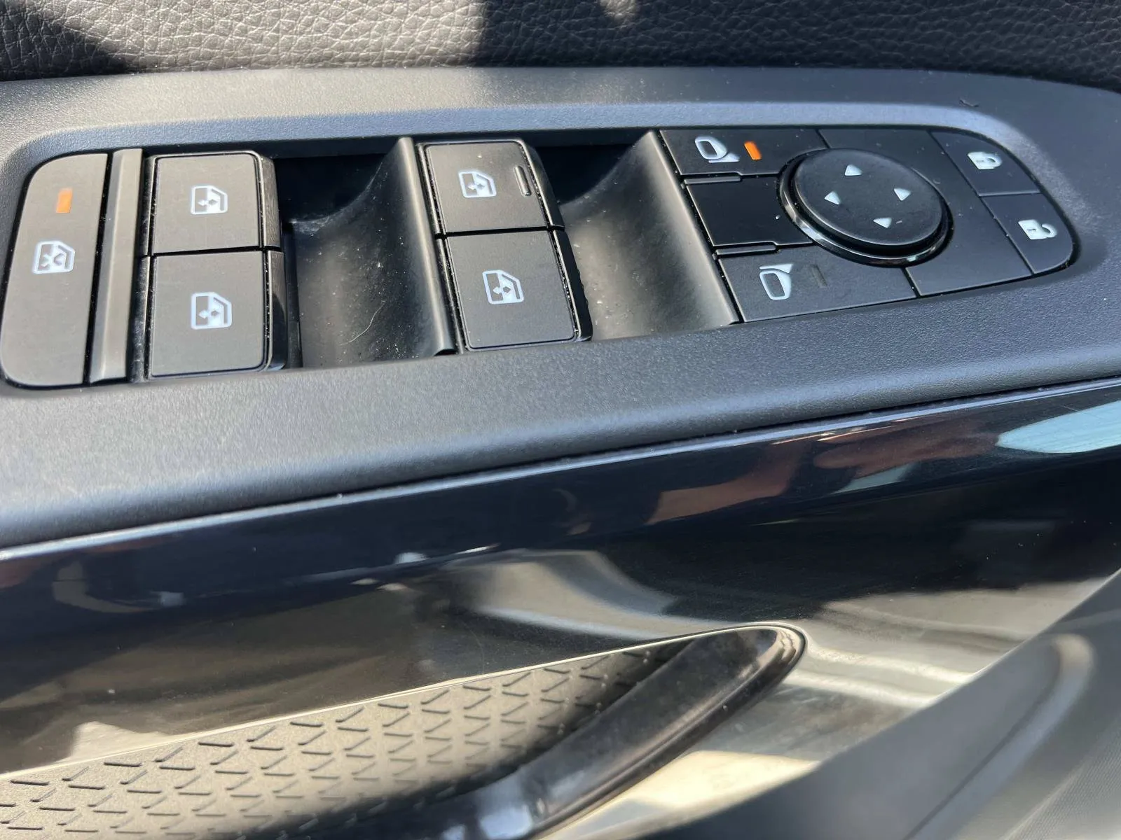 2025 Nissan Pathfinder SV - Photo 28