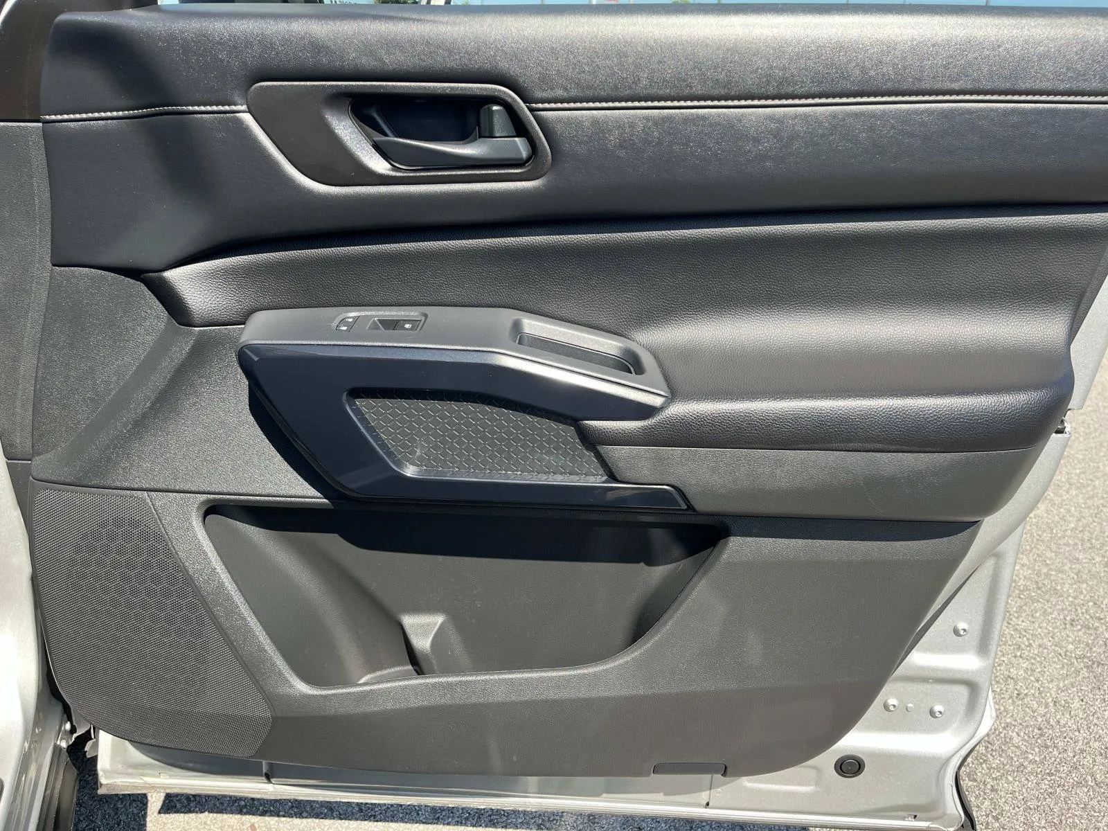 2025 Nissan Pathfinder SV - Photo 24