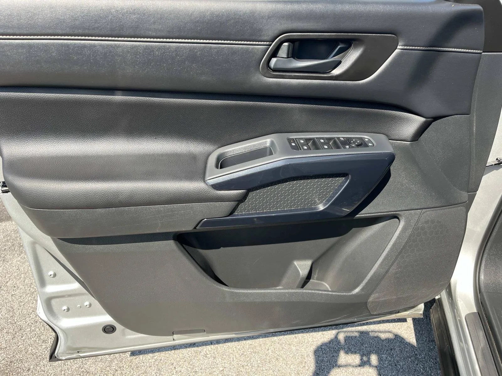 2025 Nissan Pathfinder SV - Photo 27
