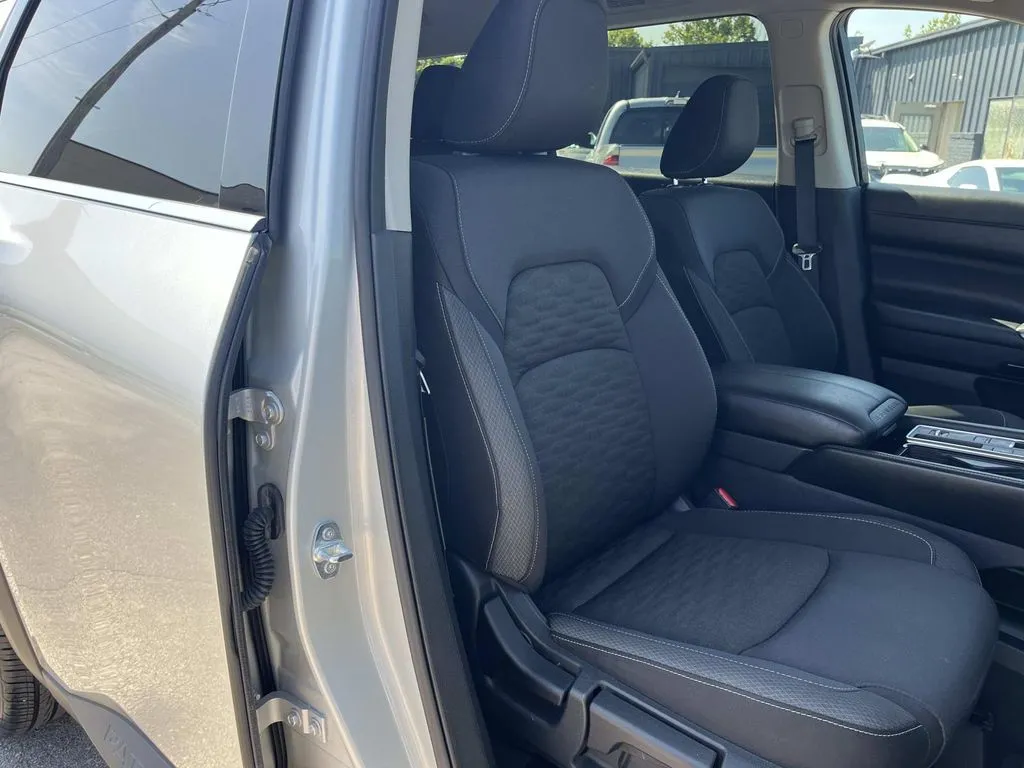 2025 Nissan Pathfinder SV - Photo 25