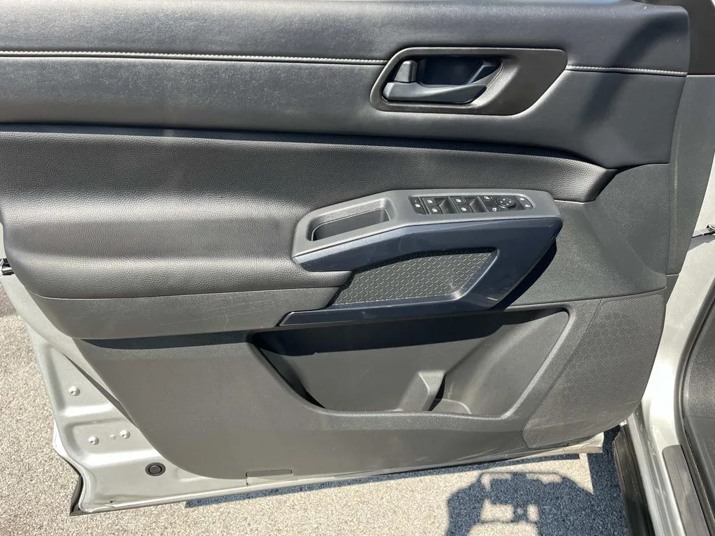 2025 Nissan Pathfinder SV - Photo 27