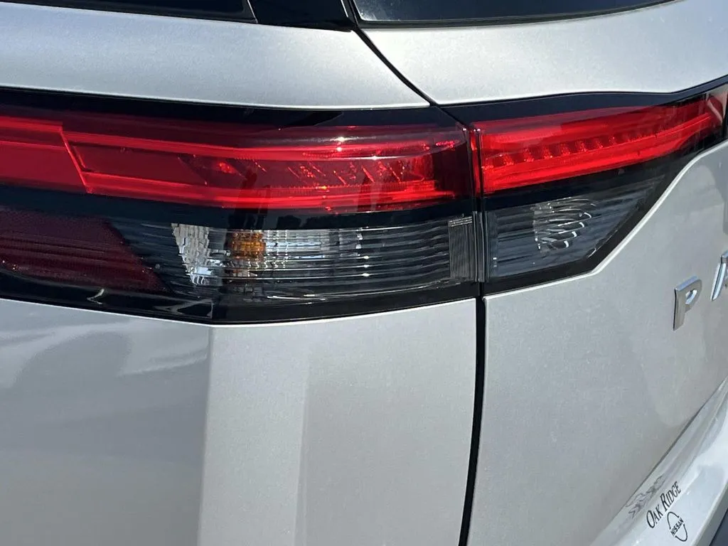 2025 Nissan Pathfinder SV - Photo 10