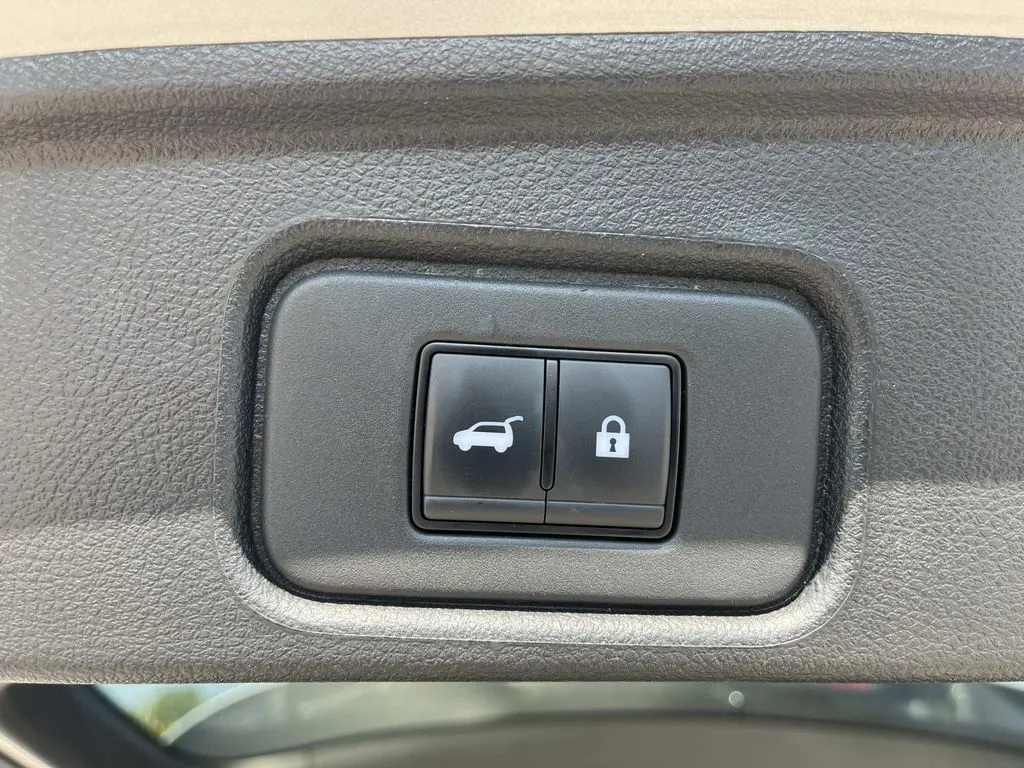 2025 Nissan Pathfinder SV - Photo 21