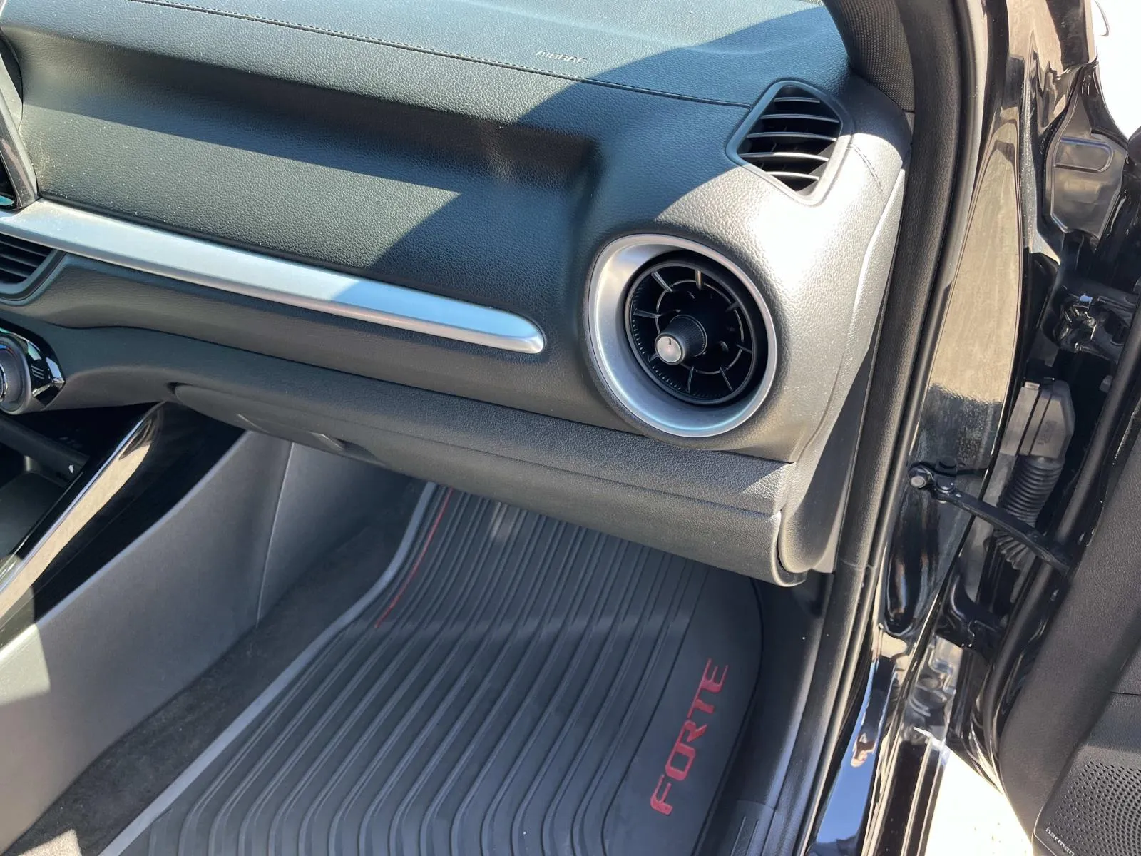 2024 Kia Forte GT-Line - Photo 22